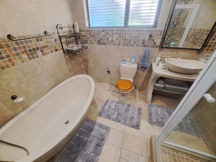 5 Bedroom Property for Sale in Protea Park North West